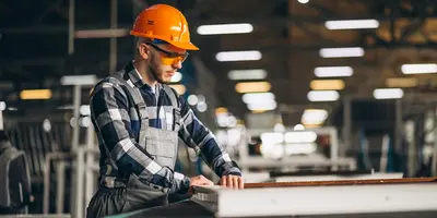 Mann beim Arbeiten in der Industrie.