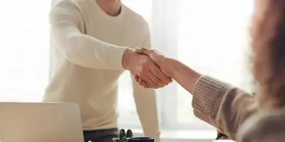 Ein Mann und eine Frau schütteln sich die Hände