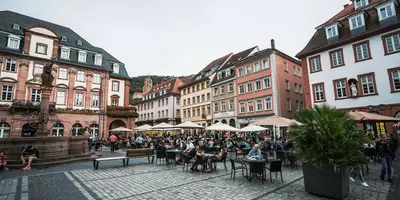 Menschen die tagsüber auf einem Stuhl in der Nähe eines Gebäudes sitzen.