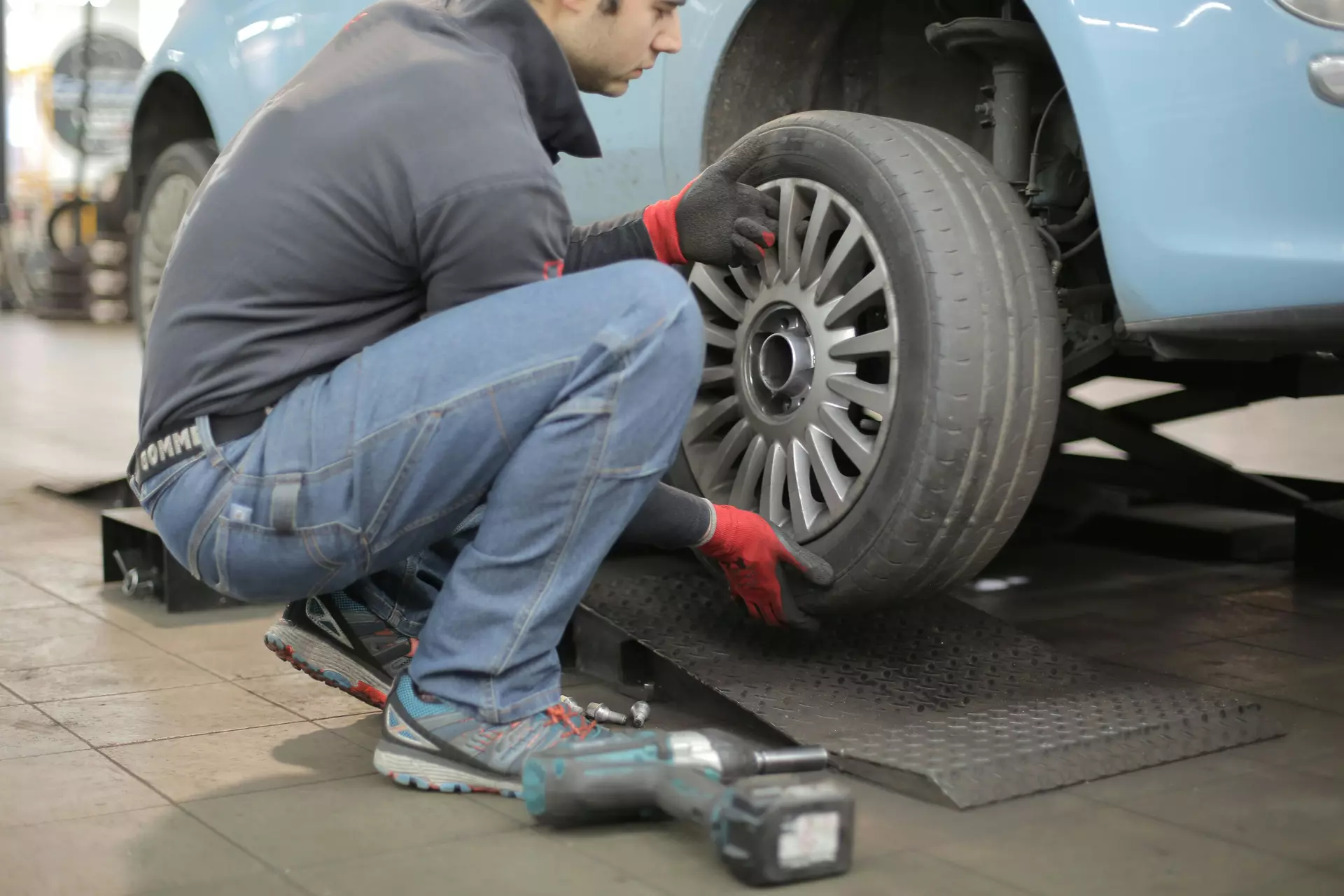 Ein Mann wechselt einen Autoreifen