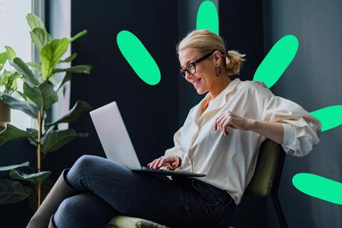 Frau vor Laptop
